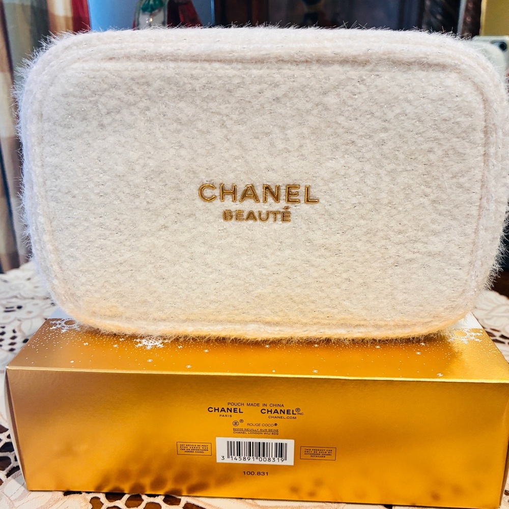 Chanel Beauté White Cosmetic Bag .